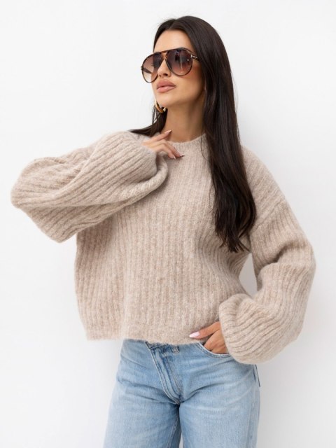 Beżowy sweter damski oversize z szerokimi bufiastymi rękawami