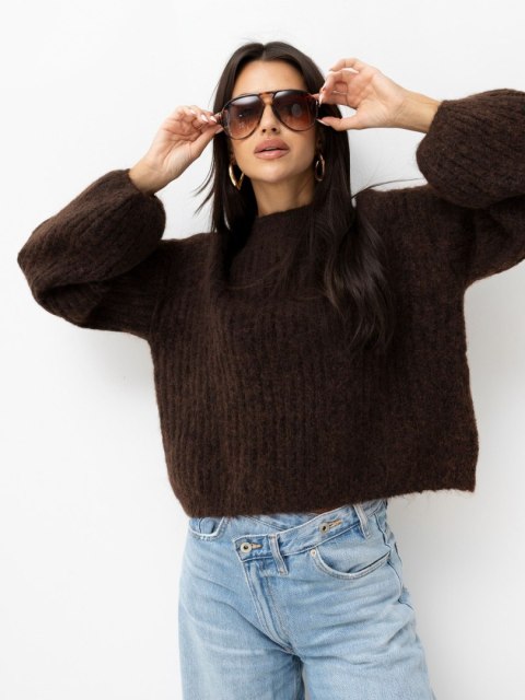 Czekoladowy sweter damski oversize z szerokimi bufiastymi rękawami