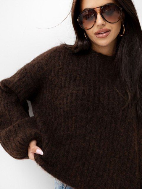 Czekoladowy sweter damski z wełną i okrągłym dekoltem