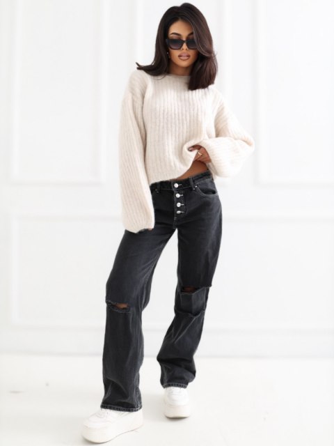 Jasnobeżowy sweter oversize z bufiastymi rękawami do czarnych jeansów