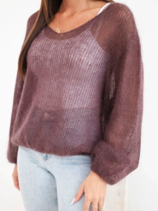 Brązowy sweter damski z 70% kid moheru i dekoltem V – luźny fason