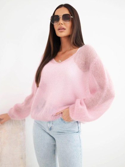 Cukierkowy różowy sweter damski z 70% kid moheru i dekoltem V – luźny fason