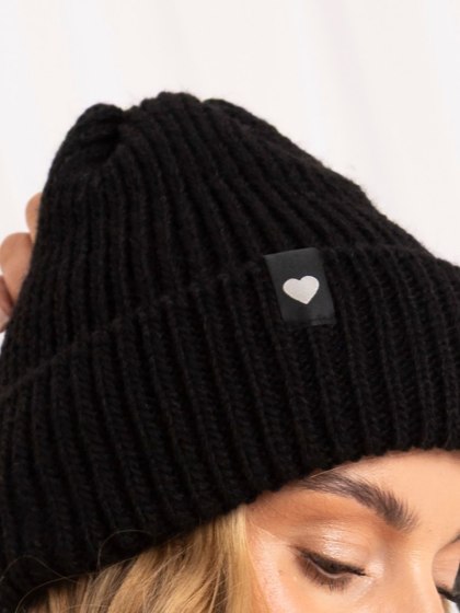 Czarna czapka damska zimowa beanie w prążek z naszywką JAKOB