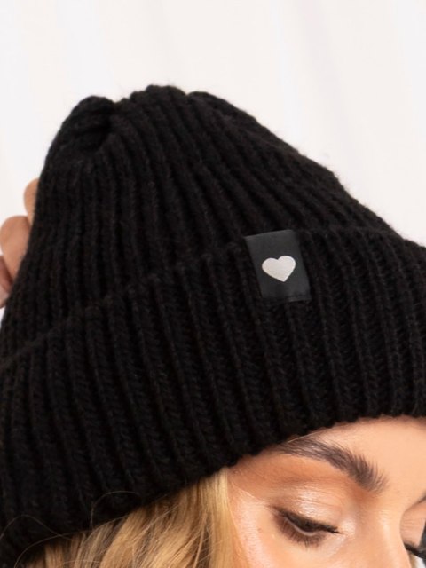 Czarna zimowa czapka damska beanie w prążek z naszywką JAKOB