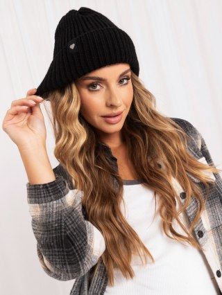 Czarna czapka damska zimowa beanie w prążek z naszywką JAKOB