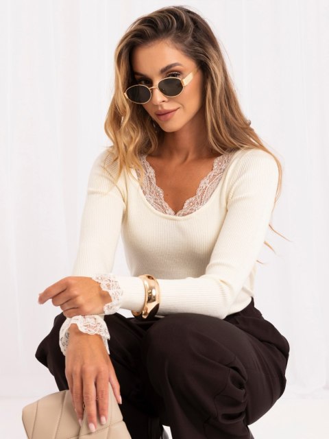 Jasnobeżowy sweter damski ITALY MODA z koronkowym dekoltem