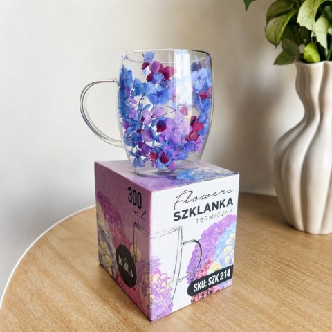 Niebieska szklanka z dekoracyjnymi kwiatami
