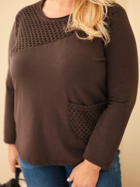 Bluza damska bawełniana Plus Size z ażurową wstawką i kieszenią brązowa