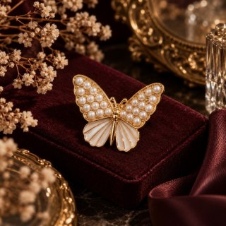 Broszka ozdobna - elegancki złoty motyl z perłami BZ245