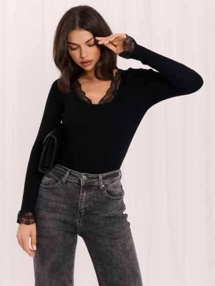 Czarny dopasowany damski sweter w prążek z koronką ITALY MODA