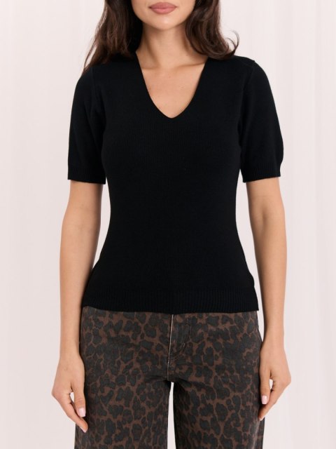 Czarny sweter damski z dekoltem V – fason basic
