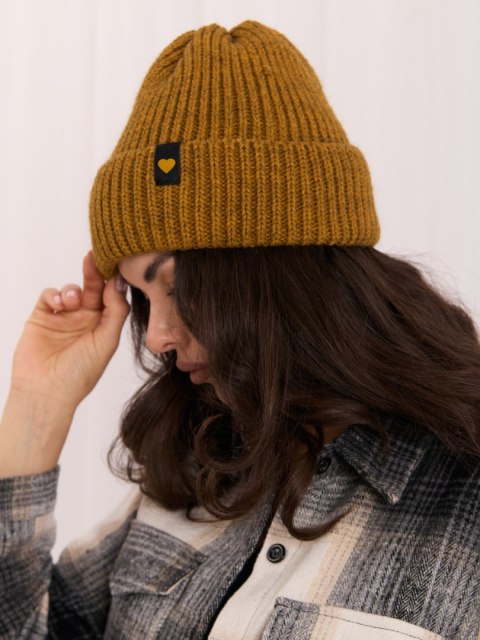 Prążkowana czapka damska beanie w kolorze musztardowym