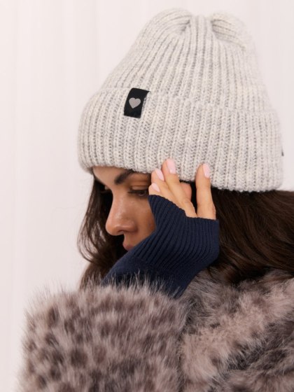 Jasnoszara czapka damska zimowa beanie w prążek z naszywką serce JAKOB