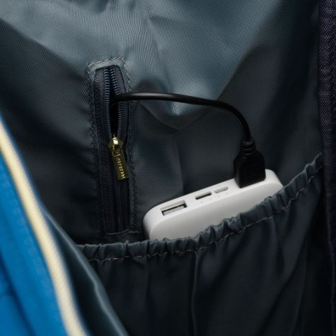 Jednokomorowy, niebieski plecak damski z poliestru wyposażony w port USB - Peterson