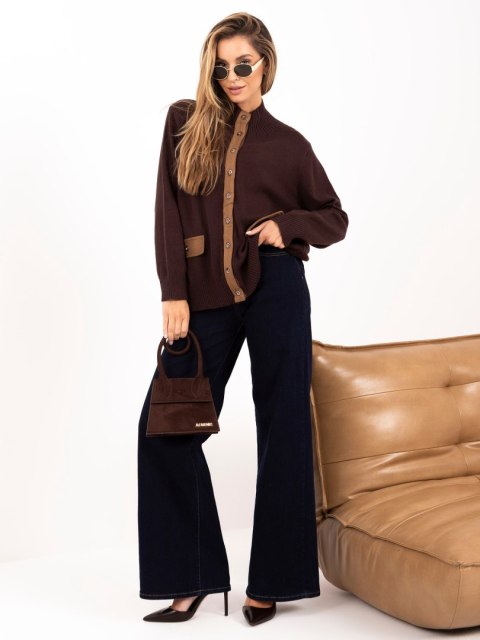 Brązowy kardigan ze stójką – elegancka stylizacja casualowa