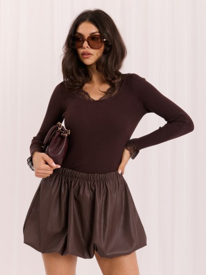 Brązowy dopasowany damski sweter w prążek z koronką ITALY MODA