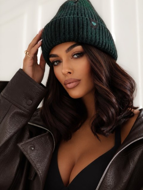 Ciemnozielona zimowa czapka damska beanie w prążek z naszywką JAKOB