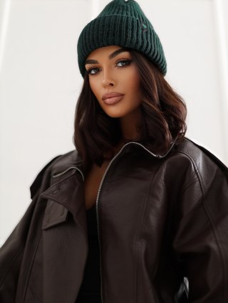 Ciemnozielona czapka damska zimowa beanie w prążek z naszywką JAKOB
