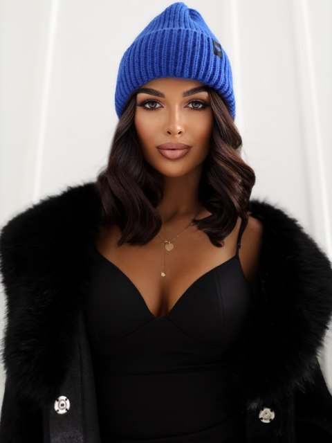 Niebieska czapka beanie JAKOB z ozdobną naszywką