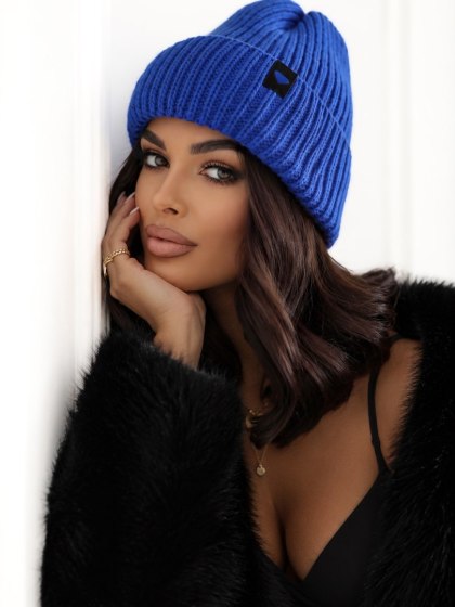 Niebieska czapka damska zimowa beanie w prążek z naszywką JAKOB