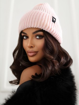 Jasnoróżowa czapka damska zimowa beanie w prążek z naszywką JAKOB