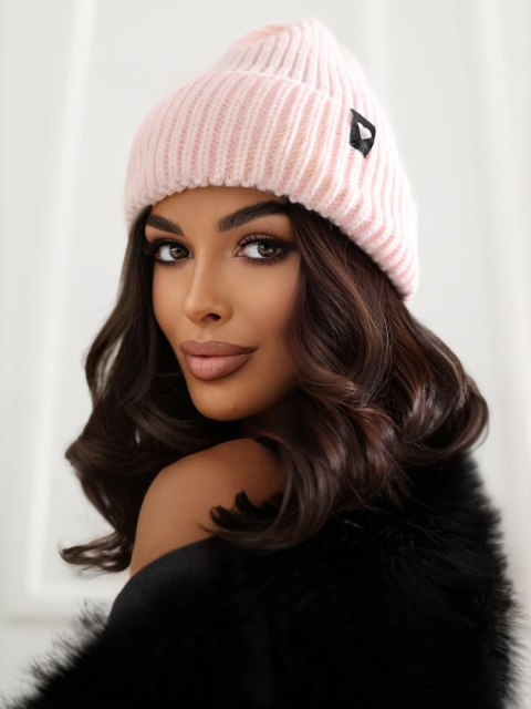 Jasnoróżowa zimowa czapka damska beanie w prążek z naszywką JAKOB