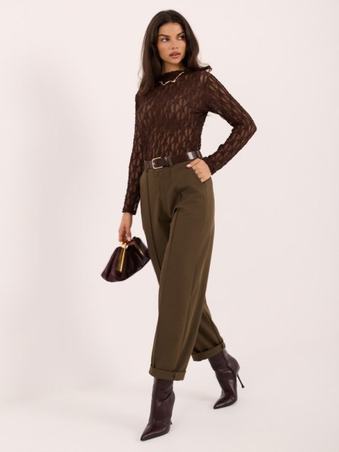Eleganckie spodnie khaki z paskiem i zwężanymi nogawkami
