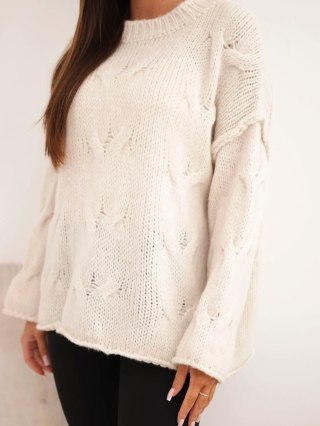 Beżowy sweter damski oversize z okrągłym dekoltem