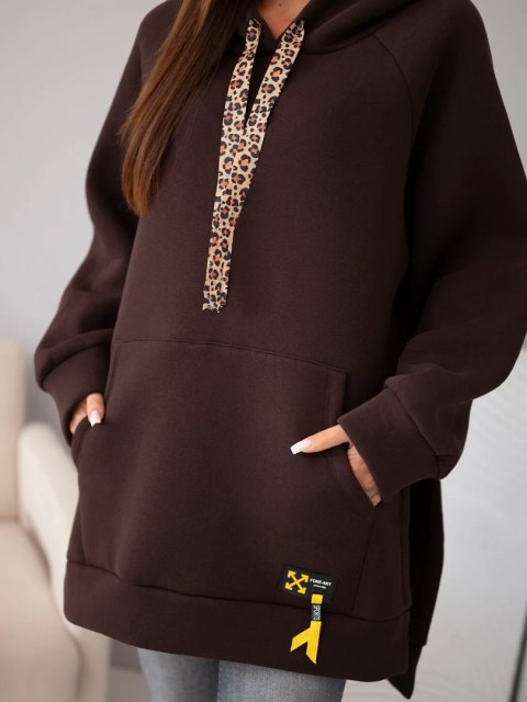 Brązowa bluza oversize z dużą kieszenią kangurką z przodu