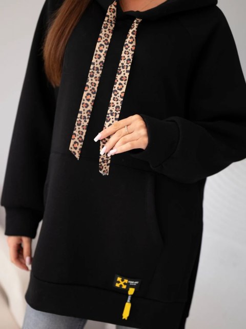 Długa czarna bluza oversize z kieszenią kangurką z przodu