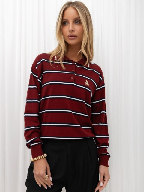 Modelka w bordowym swetrze polo ITALY MODA w granatowe i białe paski, z haftowanym misiem na piersi.