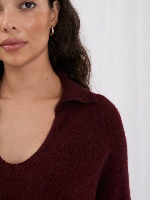 Zbliżenie na kołnierzyk, otwarty dekolt i puszystą dzianinę bordowego swetra ITALY MODA.