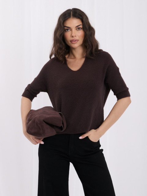 Czekoladowy sweter polo ITALY MODA w zestawie z czarnymi spodniami i brązową torebką.
