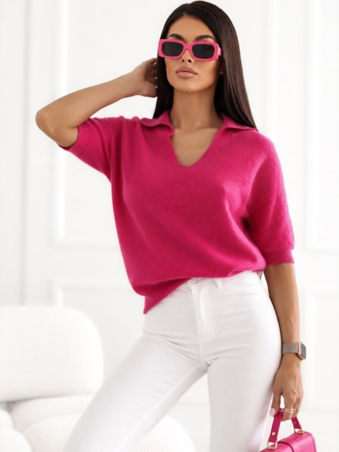 Fuksjowy sweter ITALY MODA na modelce – dekolt z kołnierzykiem, krótkie rękawy i prążkowany dół.