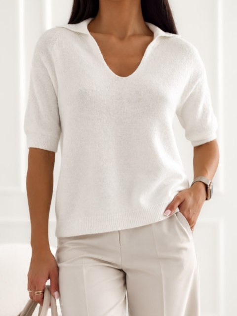 Sweter damski polo ecru ITALY MODA z kołnierzykiem, krótkimi rękawami i prążkowanym dołem.