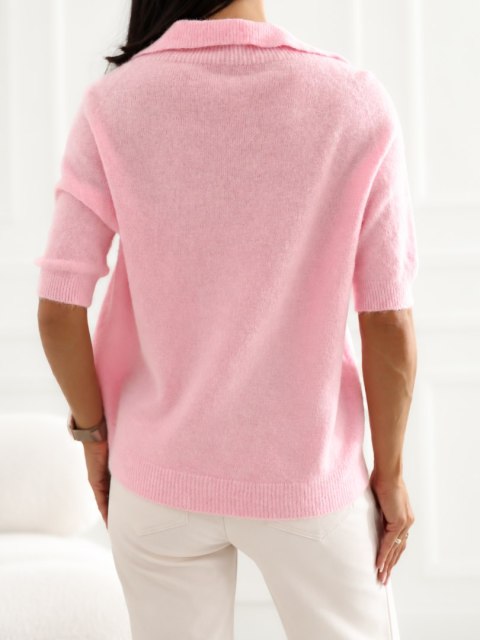 Tył jasnoróżowego swetra polo ITALY MODA z krótkimi rękawami, kołnierzykiem i prążkowanym dołem.