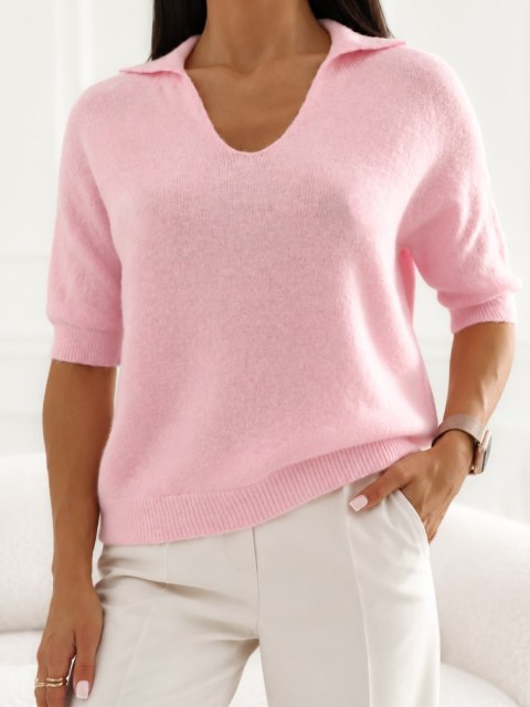 Jasnoróżowy sweter ITALY MODA – zbliżenie na puszystą dzianinę, kołnierzyk i prążkowane wykończenia.