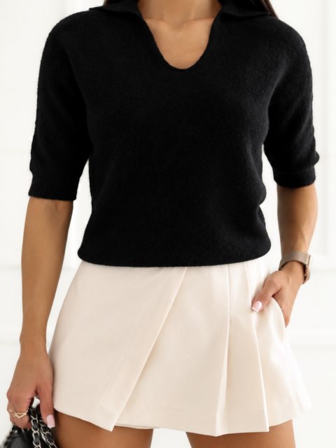 Zbliżenie na czarny sweter polo ITALY MODA – puszysta dzianina, kołnierzyk i krótkie rękawy.