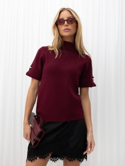 Bordowy sweter z półgolfem, cyrkoniami i rozcięciami na rękawach ITALY MODA
