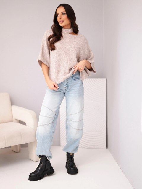 Beżowy sweter oversize z szerokimi rękawami 3/4 w codziennej stylizacji