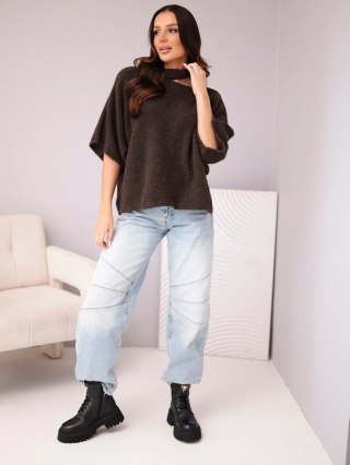 Brązowy sweter oversize z asymetrycznym dekoltem i półgolfem