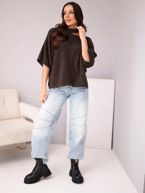 Brązowy sweter oversize z szerokimi rękawami 3/4 w codziennej stylizacji