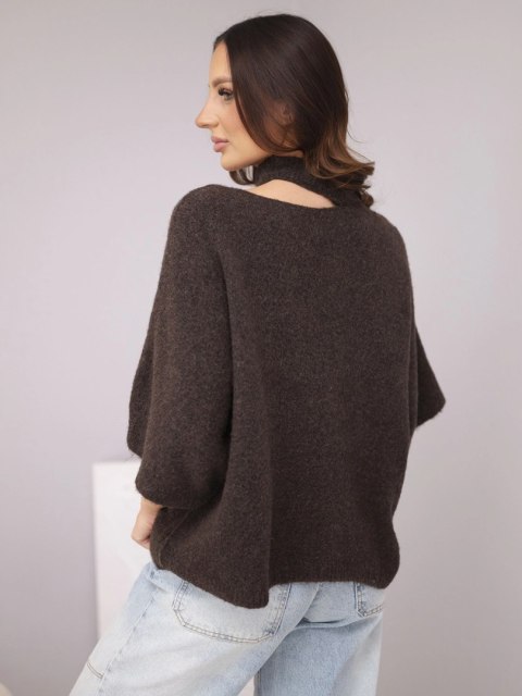 Brązowy sweter oversize z asymetrycznym dołem – widok z tyłu