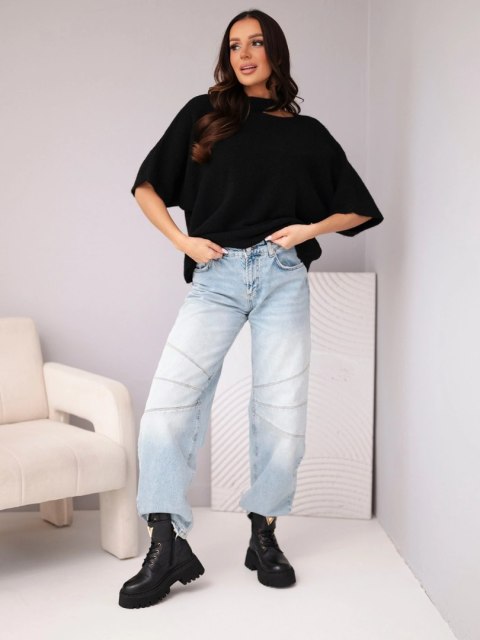 Czarny sweter oversize z szerokimi rękawami 3/4 w codziennej stylizacji