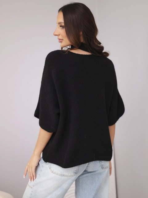 Czarny sweter oversize z asymetrycznym dołem – widok z tyłu