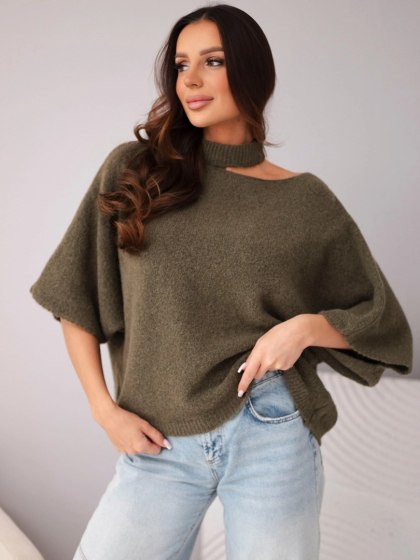 Sweter damski oversize khaki z asymetrycznym dekoltem i półgolfem