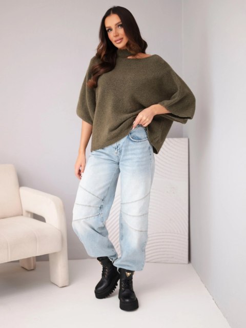 Sweter khaki z szerokimi rękawami 3/4 w codziennej stylizacji