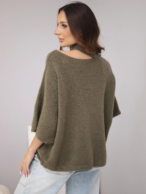 1. Sweter oversize khaki z asymetrycznym dołem – widok z tyłu