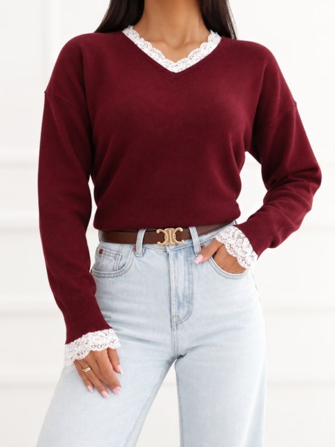 Gładki sweter damski w kolorze bordowym z ozdobną gipiurą