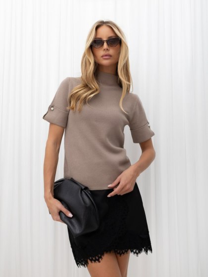 Ciemnobeżowy sweter z półgolfem i biżuteryjnymi guzikami ITALY MODA